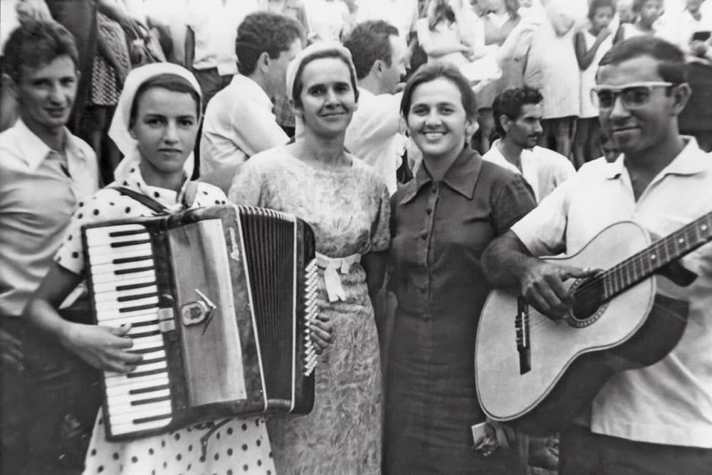 Irmãs Vera Lúcia Gama com o acordeon e as Irmãs Anazir ao centro.