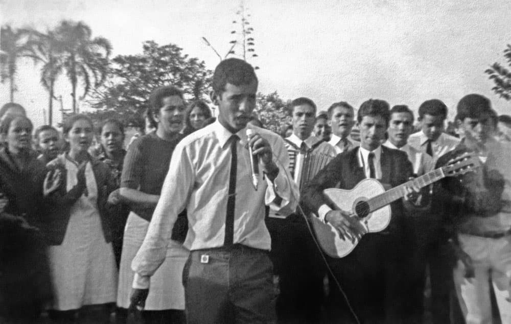 Ir. Joaquim Rodrigues pregando em praça pública.