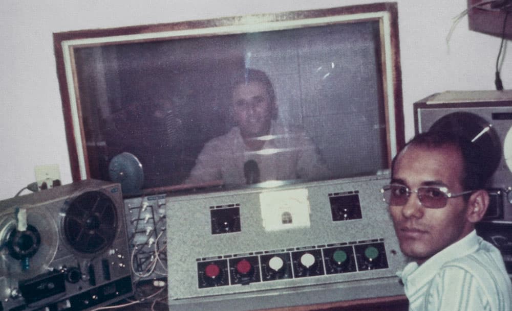 Ir. Joaquim Rodrigues auxiliando o Pr. Joaquim Gonçalves no Programa “Fé Para Vencer”.