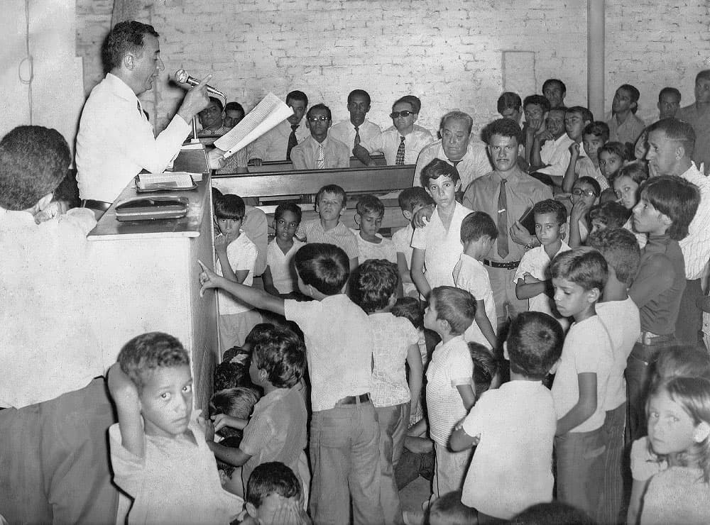 Pr. Joaquim Gonçalves lendo a mensagem do profeta à igreja em 1977